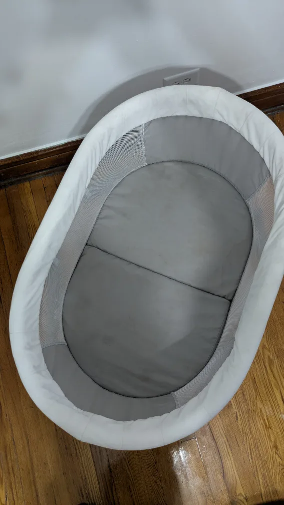 Ingenuity Foldaway Portable Baby Bassinet image indicator(8)