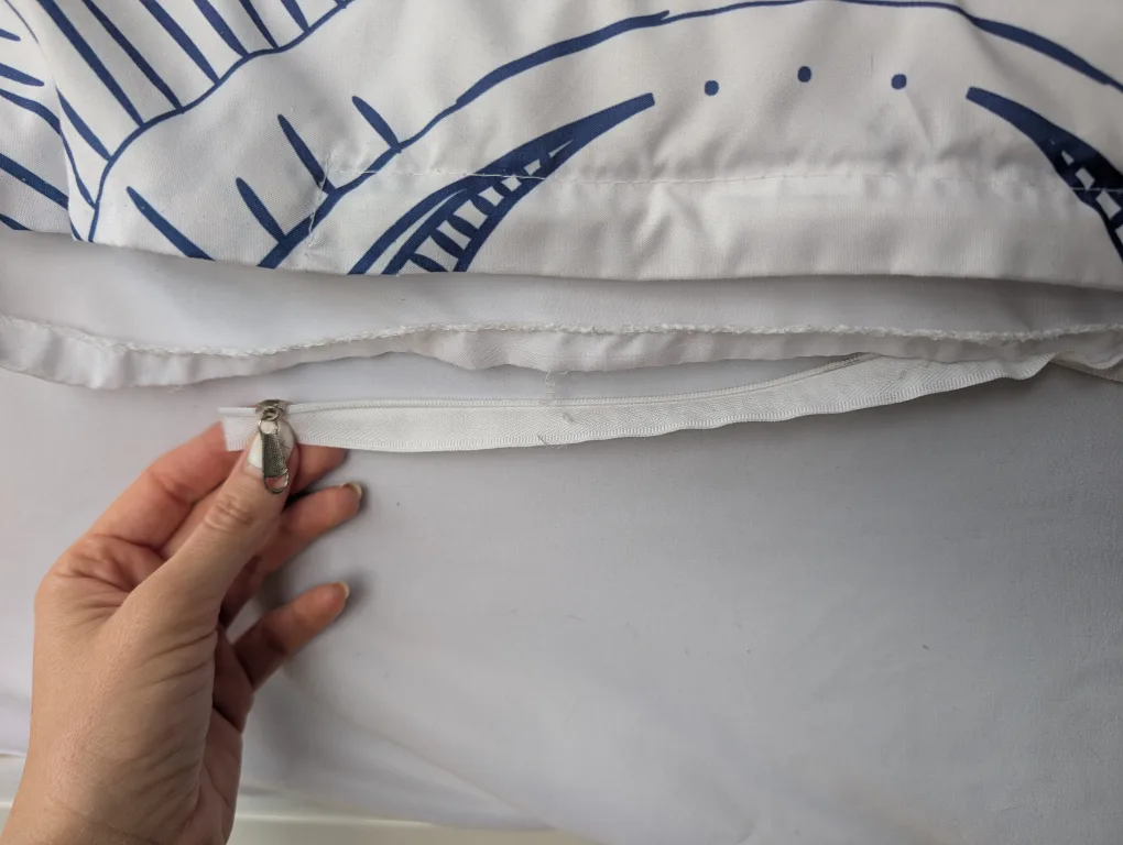 Bedding lot - twin comforter, 2 duvets, pillowcases etc. image indicator(5)