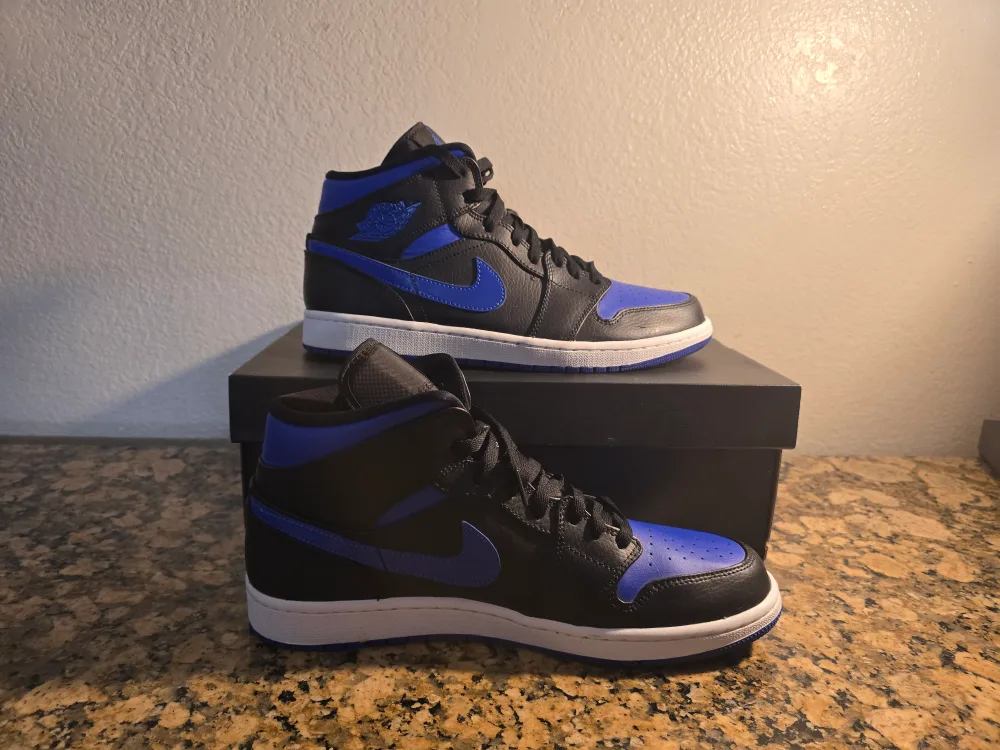 Jordan 1 Mid Hyper Royal Black thumbnail