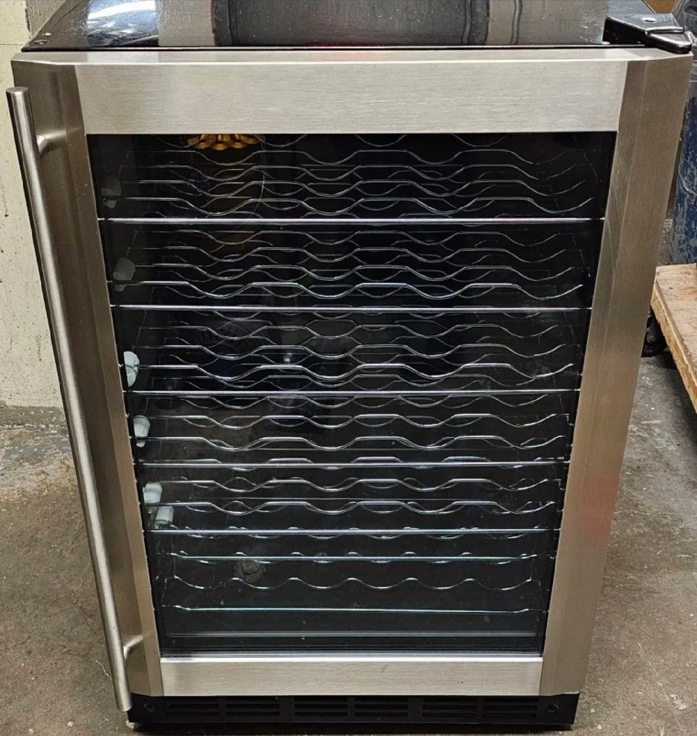 52 Bottle Magic Chef MCWC58DBST Wine Cooler image indicator(6)