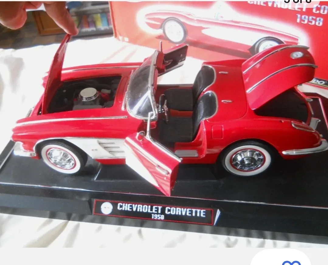 Chevrolet Corvette 1958 Diecast Model 1/12 Scale image indicator(2)