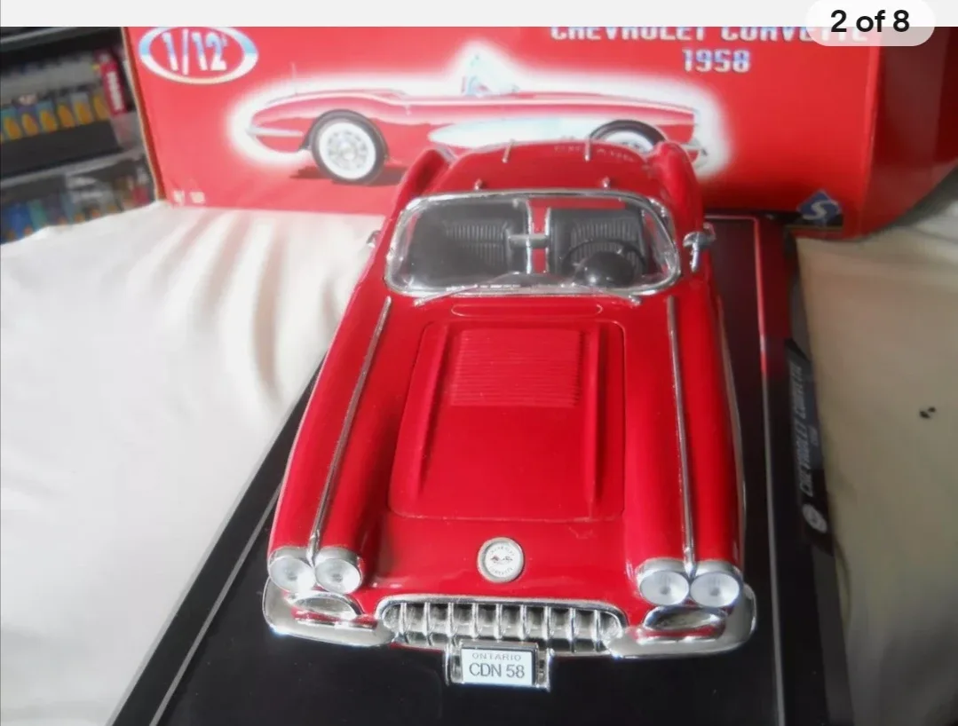 Chevrolet Corvette 1958 Diecast Model 1/12 Scale image indicator(4)
