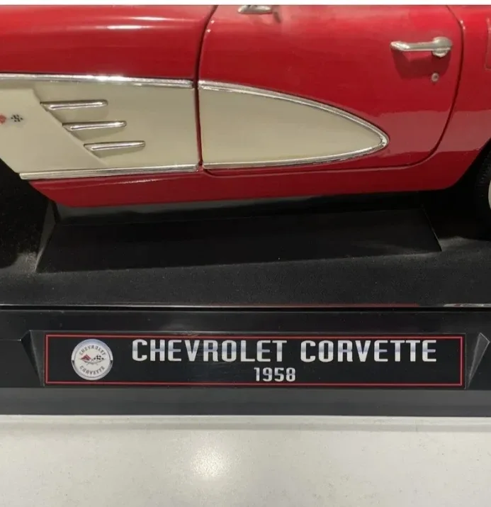 Chevrolet Corvette 1958 Diecast Model 1/12 Scale image indicator(5)
