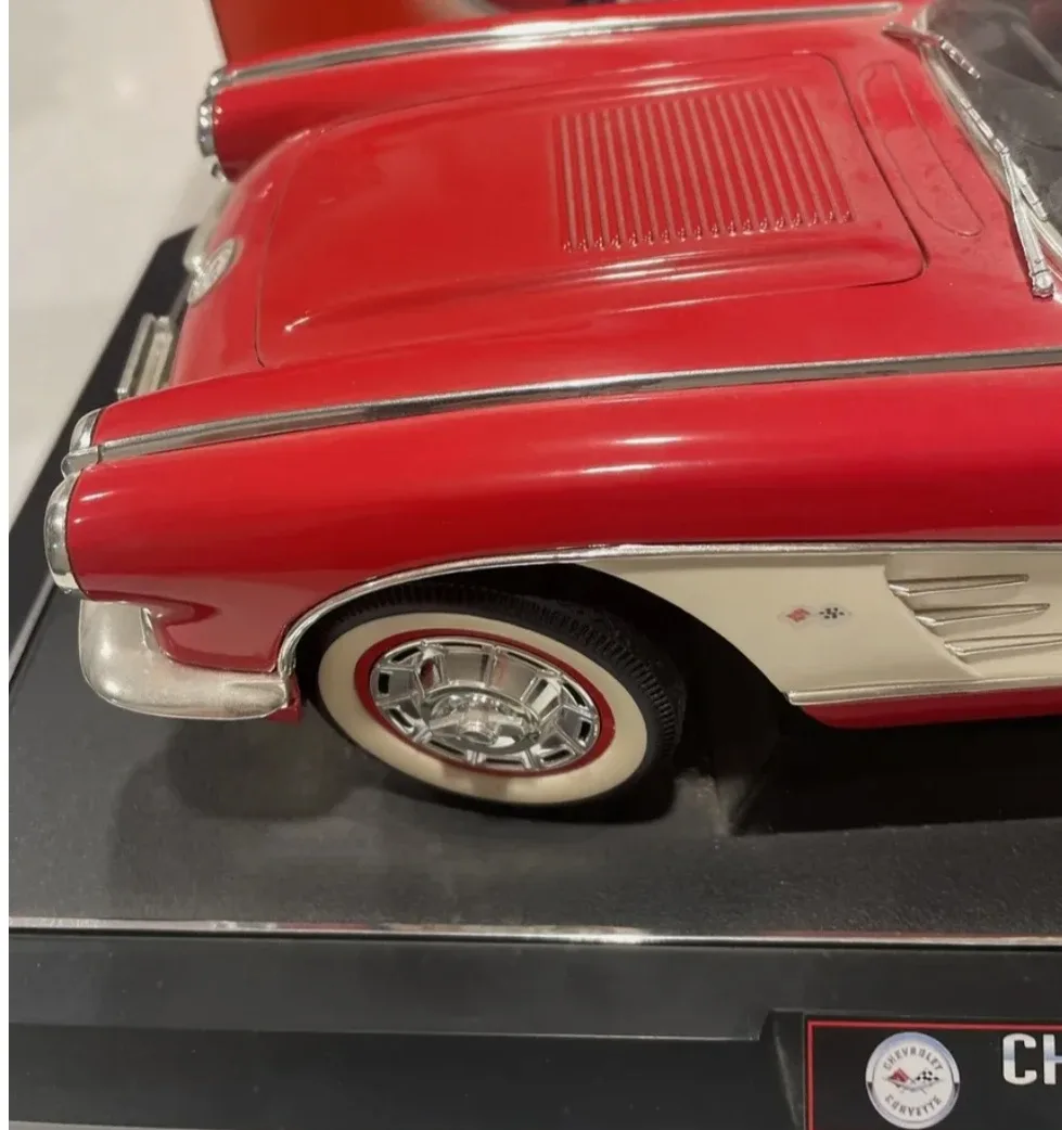 Chevrolet Corvette 1958 Diecast Model 1/12 Scale image indicator(9)