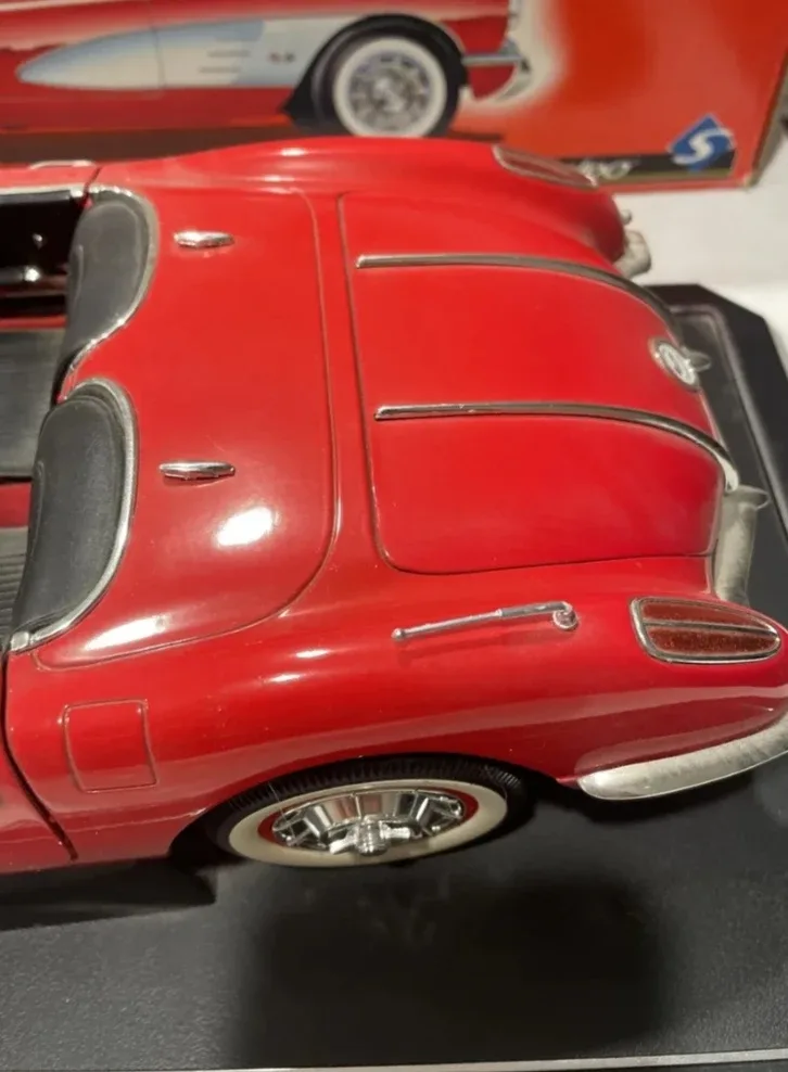 Chevrolet Corvette 1958 Diecast Model 1/12 Scale image indicator(10)