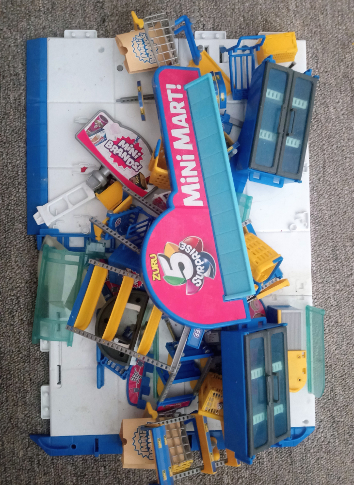 Zuru 5 Surprise Mini Mart Playset - photo 2