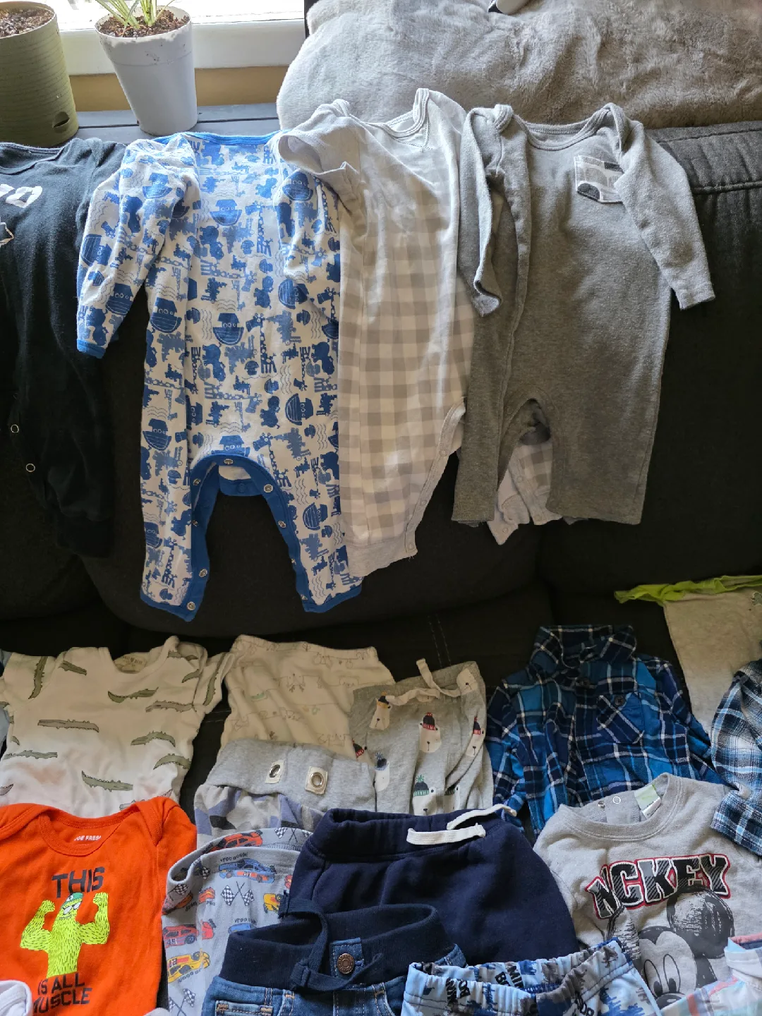 Mixed Lot of Baby & Toddler Clothing (Mostly 6 month) image indicator(6)