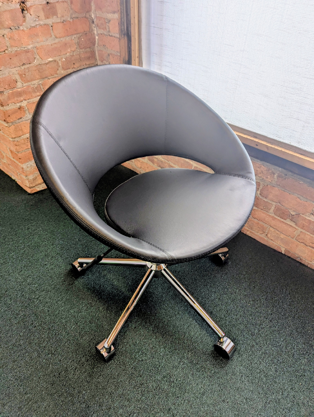 Black Egg-Style Swivel Chair – Modern Design