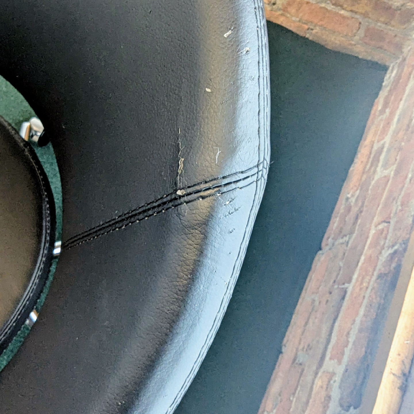 Black Egg-Style Swivel Chair – Modern Design - photo 2