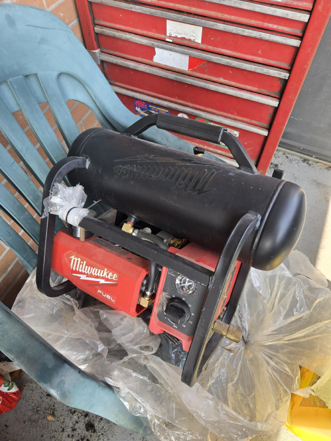 Milwaukee Portable Air Compressor - photo 2