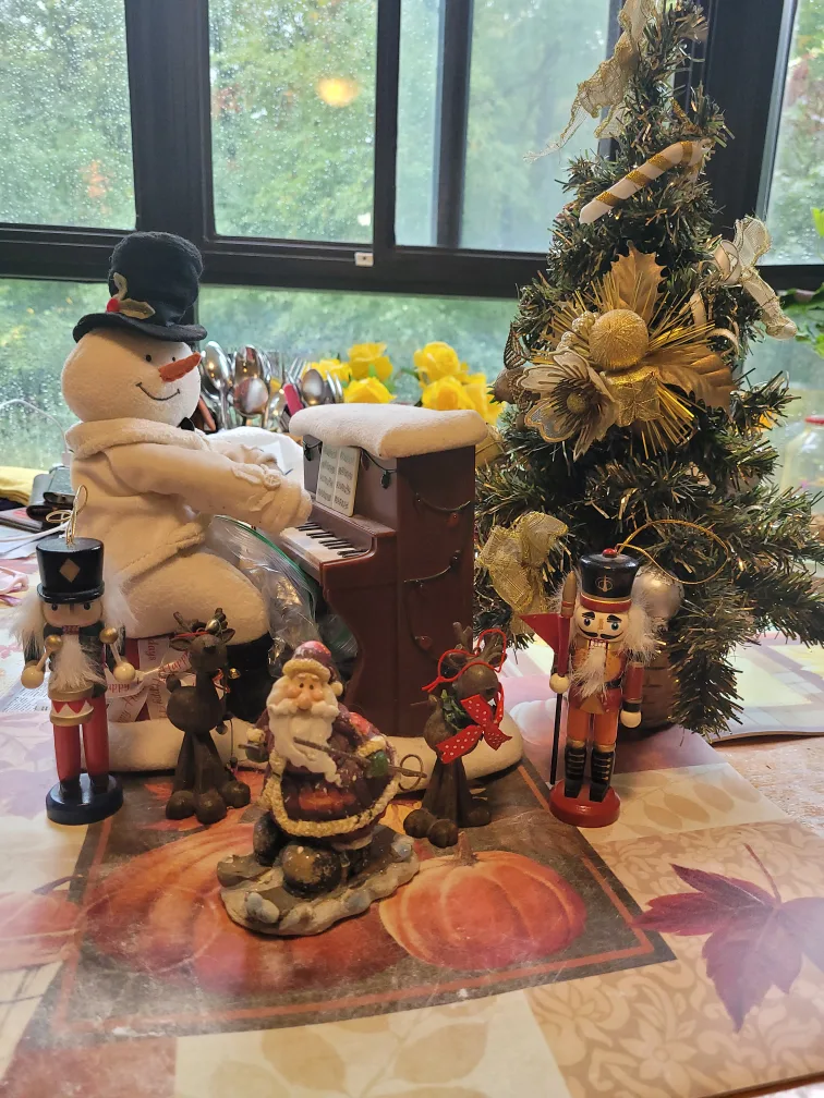 Christmas Decor Lot: Figurines, Tree, thumbnail