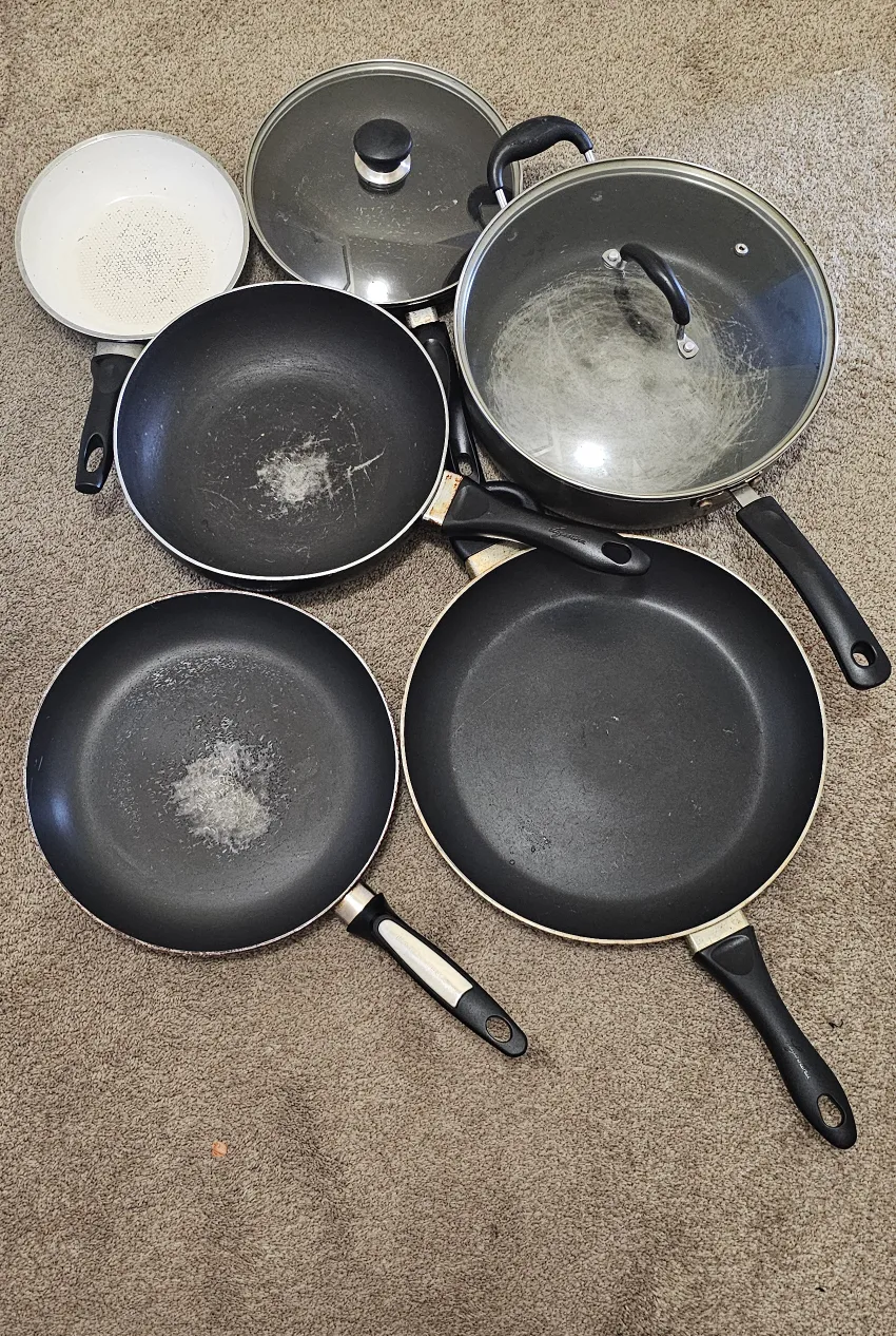 Used Pots and Pans Set thumbnail