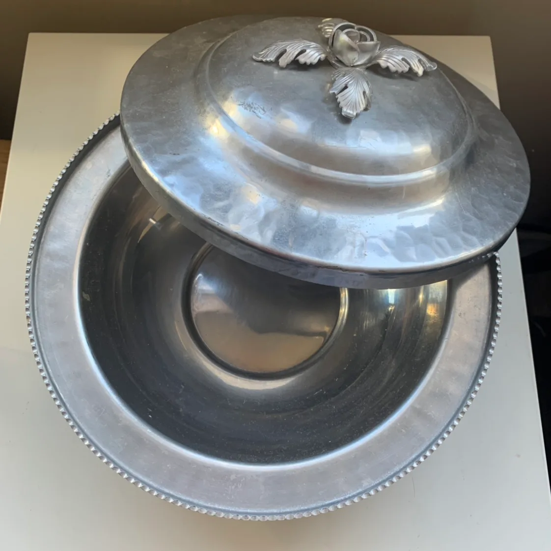 Vintage bowl with lid image indicator(4)