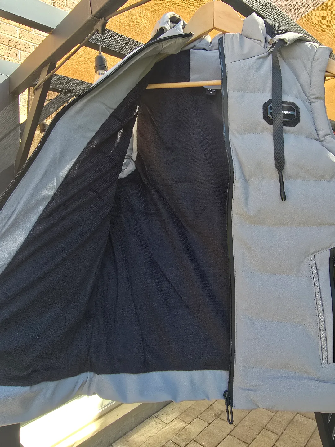 Men's puffer vest with detachable hood image indicator(3)