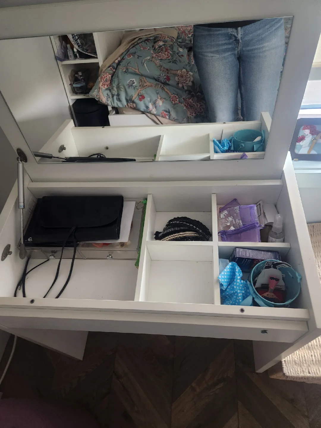 White Vanity Desk with Mirror image indicator(4)