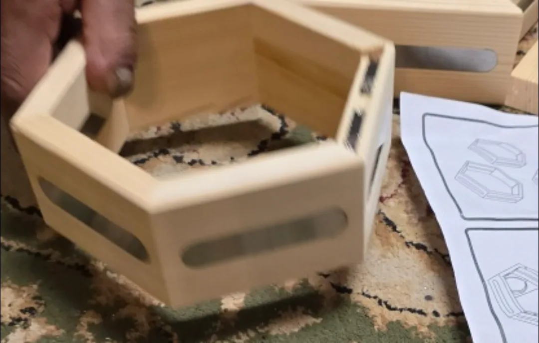 Brand new 3 magnetic haxagone tonie shelf image indicator(2)