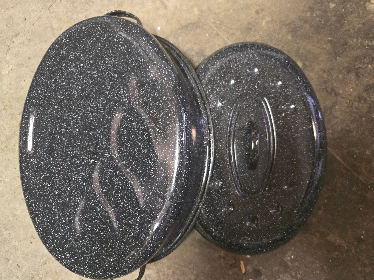 Granite Ware Roaster with Lid image indicator(2)