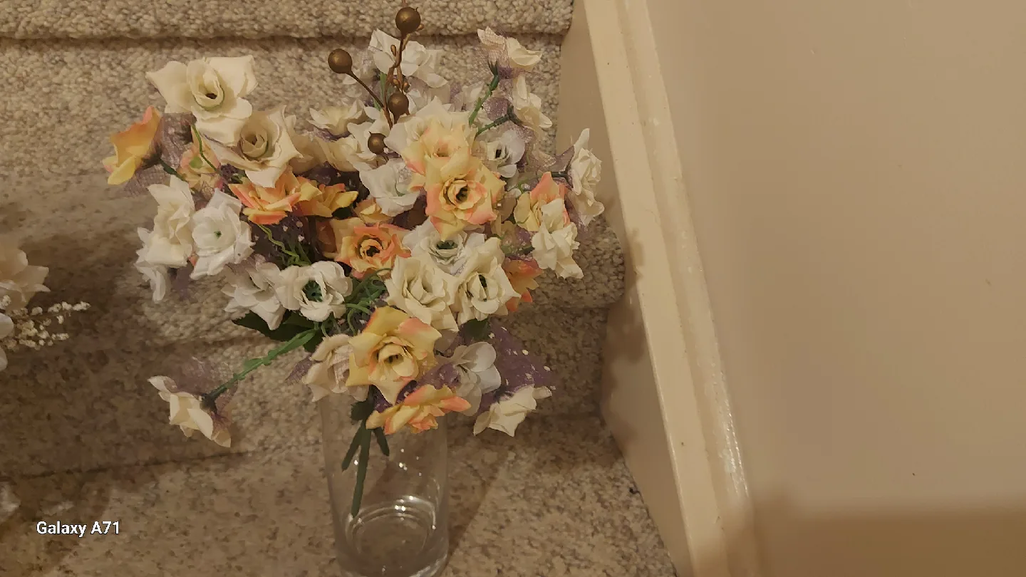 Floral Arrangement in Glass Vase image indicator(2)