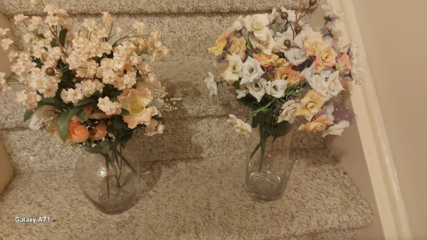 Floral Arrangement in Glass Vase image indicator(3)