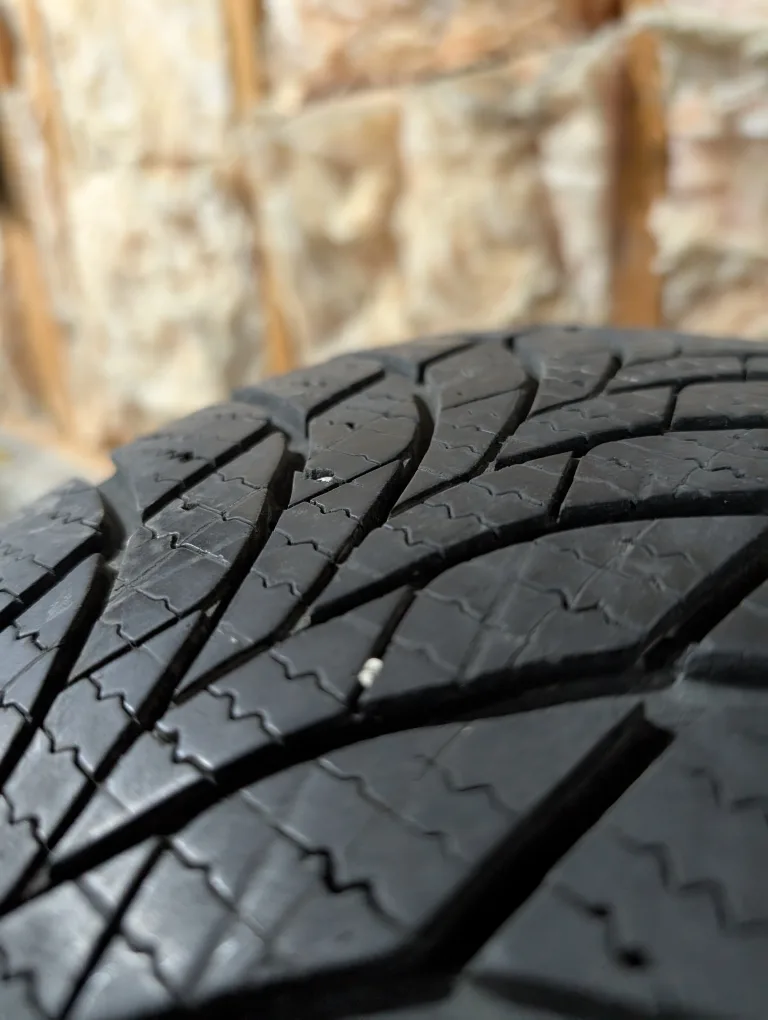 (1)-205/55R16 Winter Tire/Rim Goodyear Winter Command Ultra thumbnail