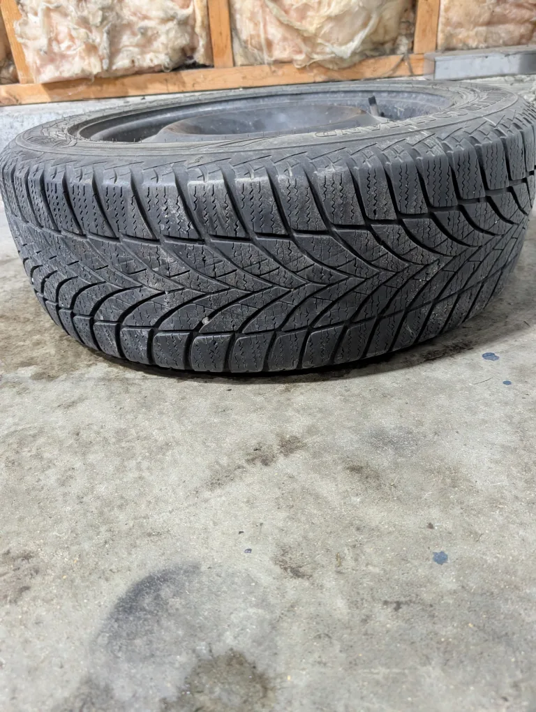 (1)-205/55R16 Winter Tire/Rim Goodyear Winter Command Ultra image indicator(5)