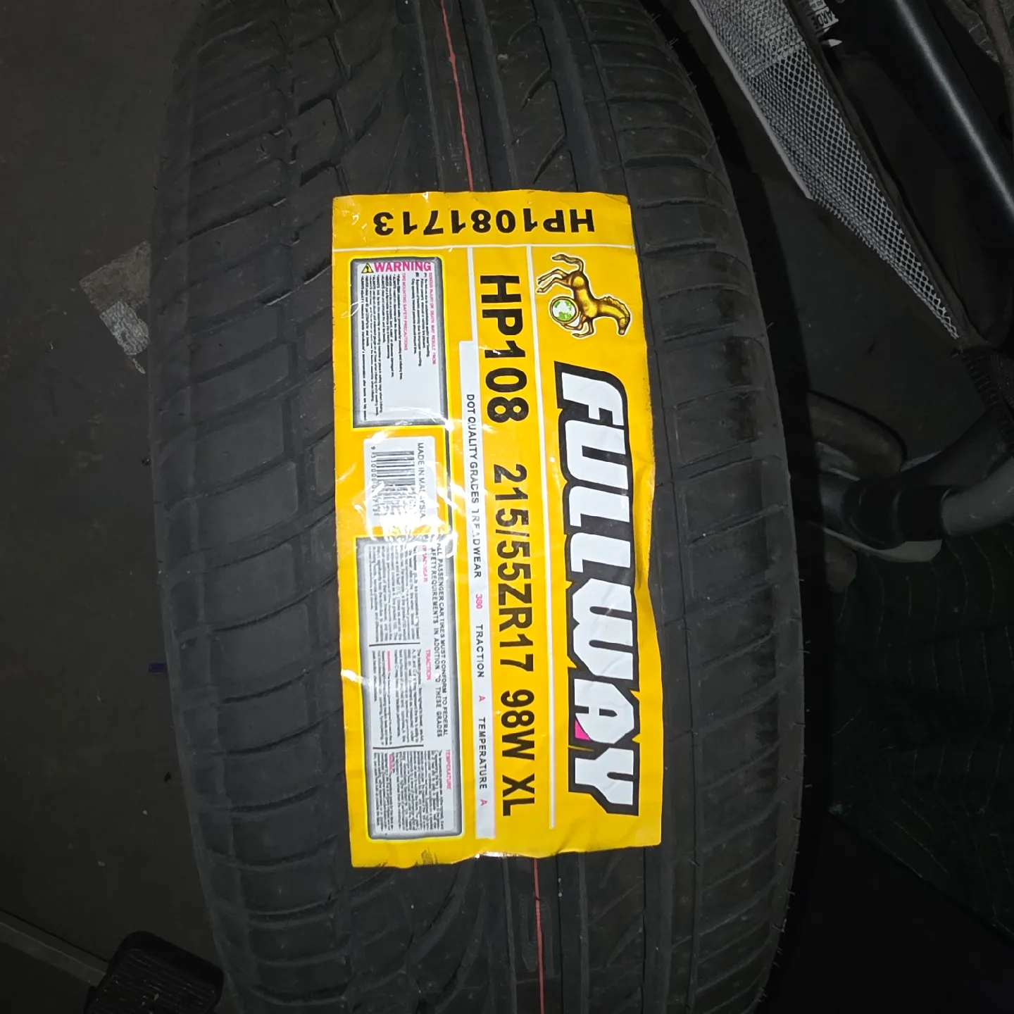 Fullway HP108 215/55ZR17 98W XL Tire thumbnail