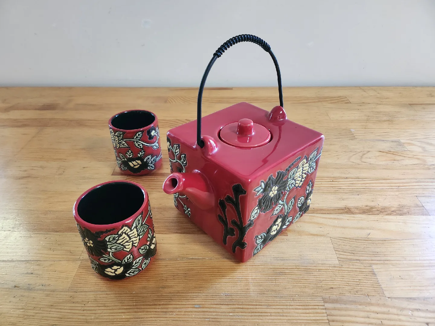 Red Floral Tea Set - Teapot and Two Cups image indicator(2)