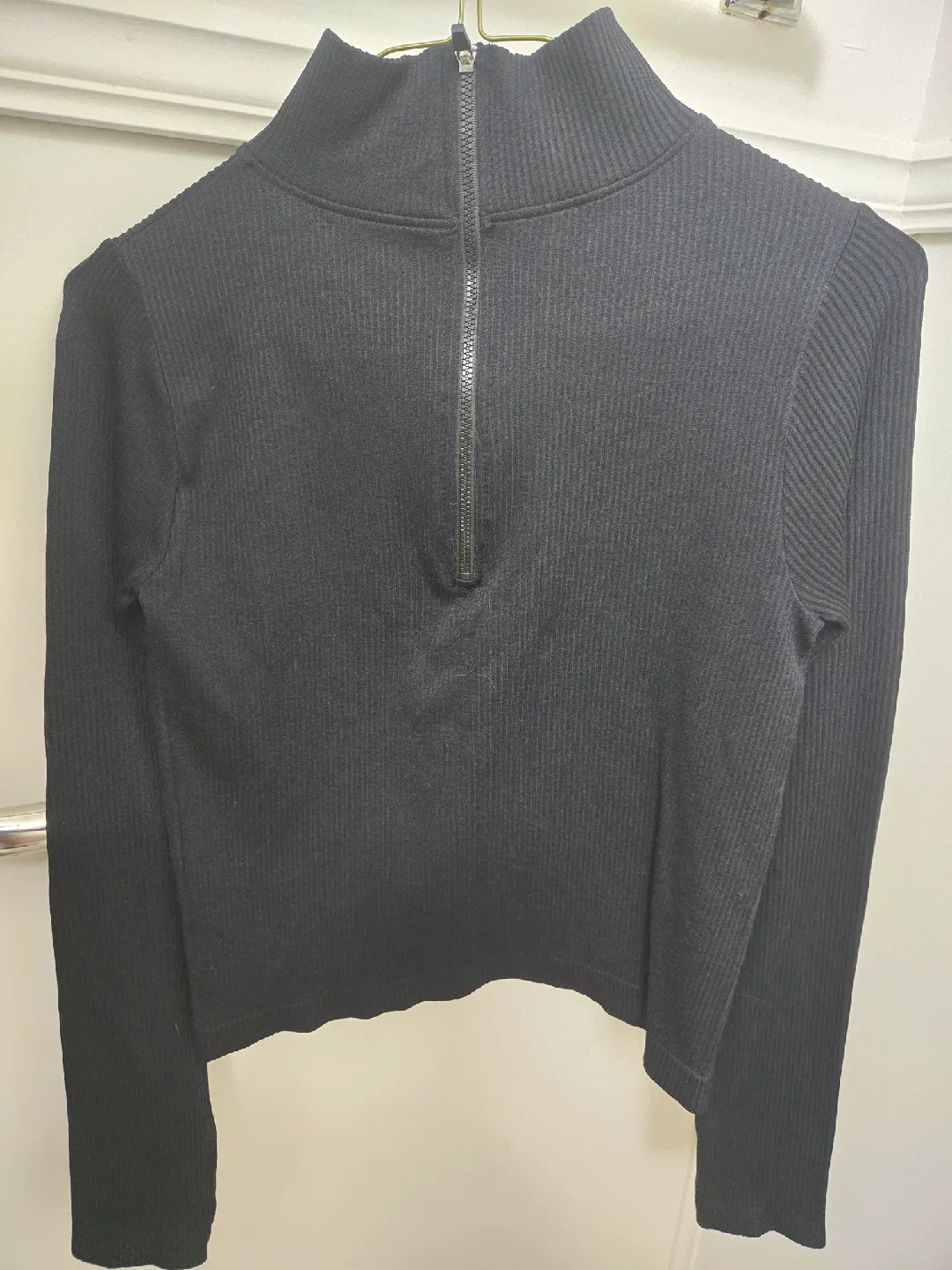 Brand New Liz & Sara Black Ribbed Zip-Up Crop Top - Size S/M image indicator(2)