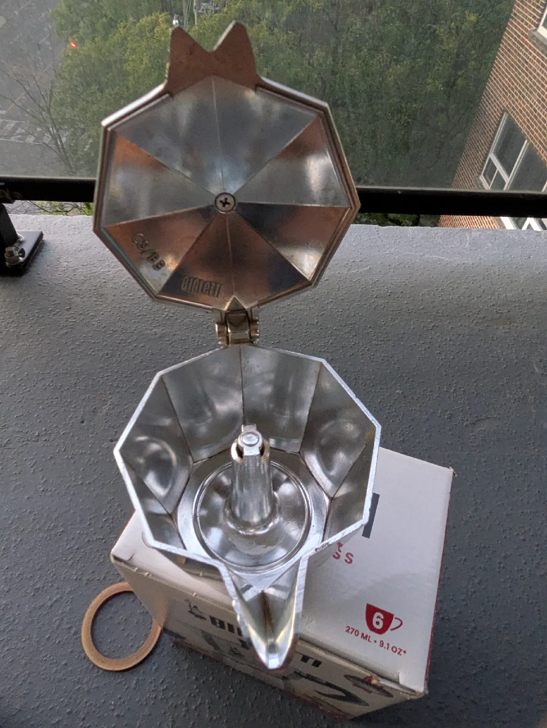 Bialetti Moka Express 6-Cup Stovetop Espresso Maker image indicator(4)