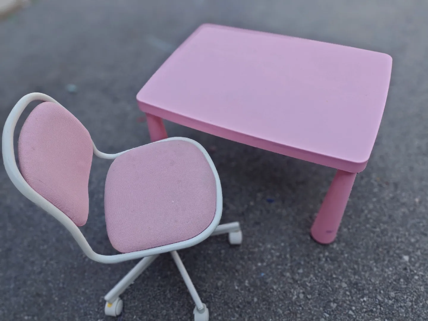 Pink Kids Table & Chair Set image indicator(2)
