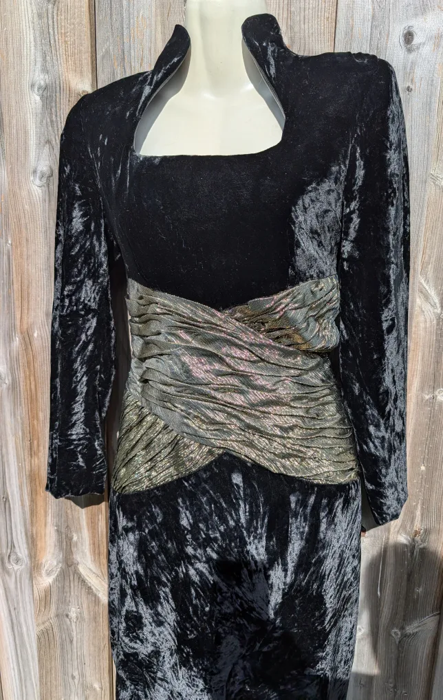 Vintage Holt Renfrew Black & gold Velvet Dress with sz sml image indicator(4)