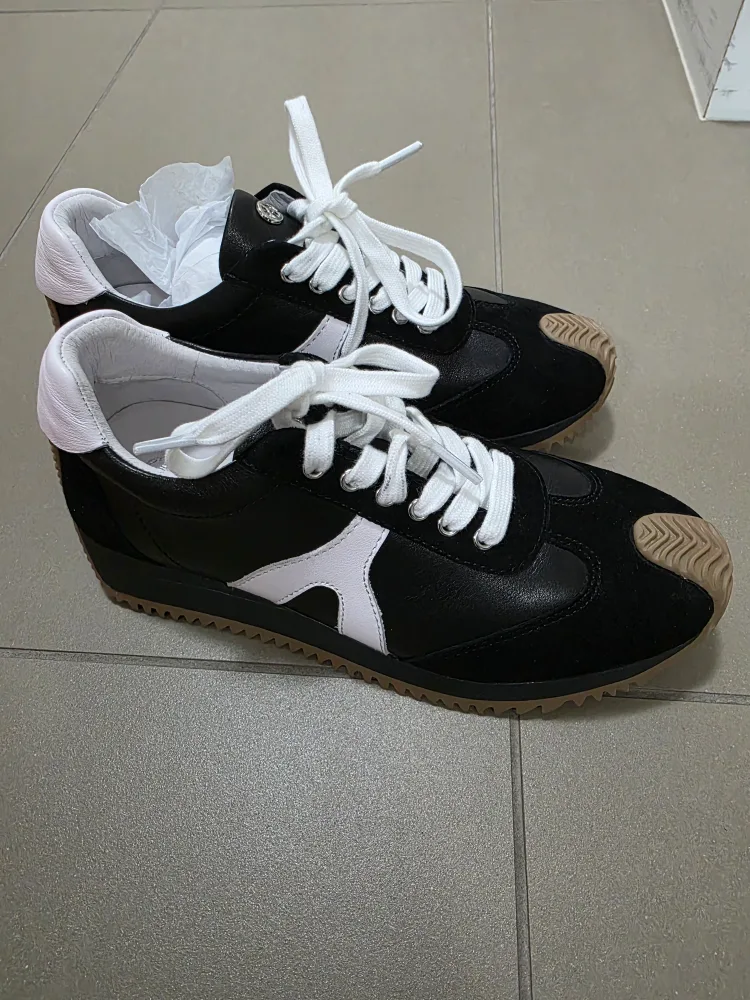 Brand New Sneakers Black Size 4.5 image indicator(2)