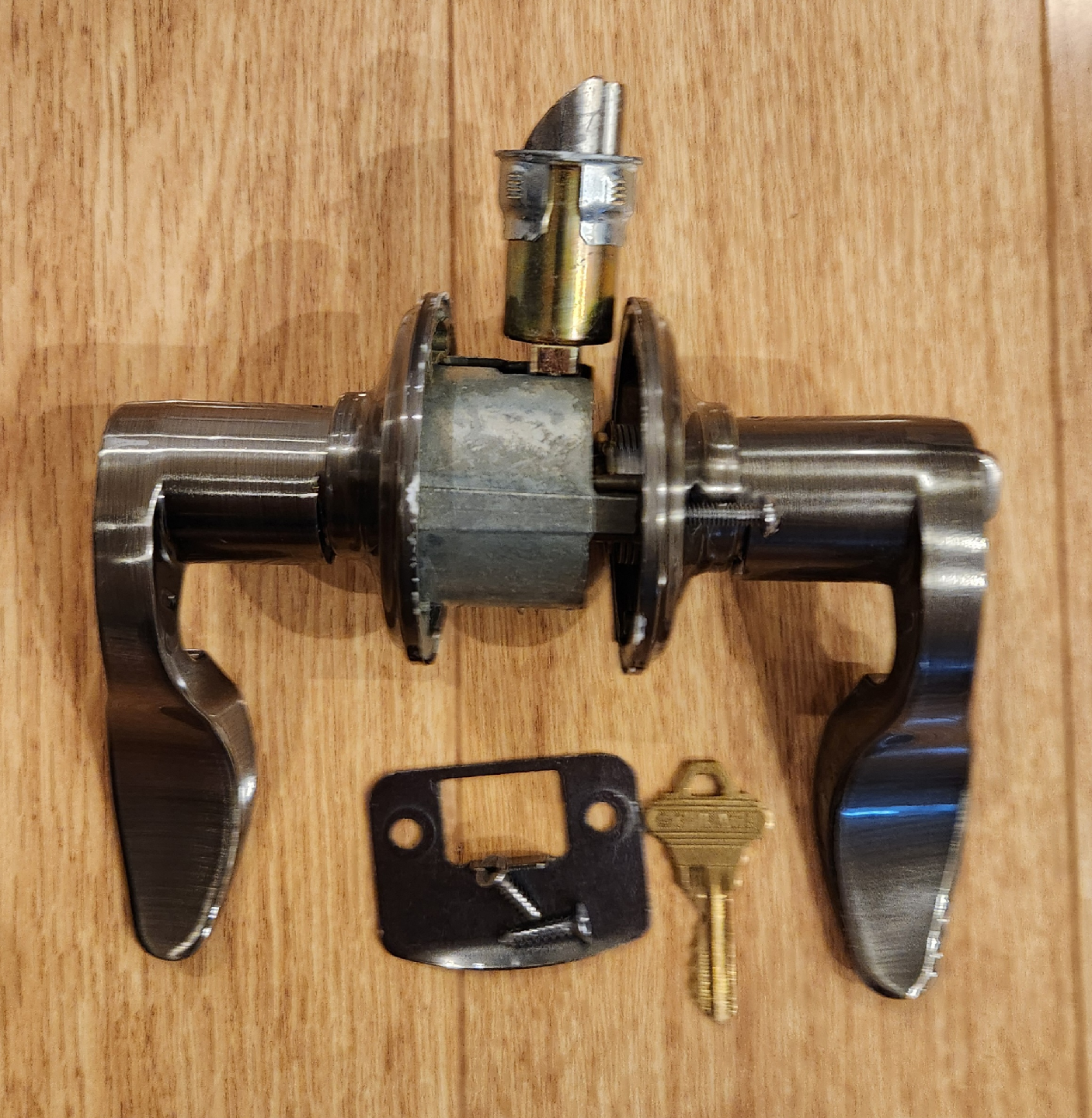 SCHLAGE AVANTI ANTIQUE PEWTER KEYED ENTRY LOCK - photo 2