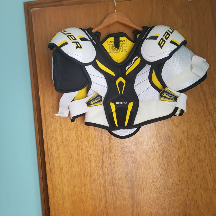 Bauer Supreme ONE.40 Junior L/G Hockey Shoulder Pads thumbnail