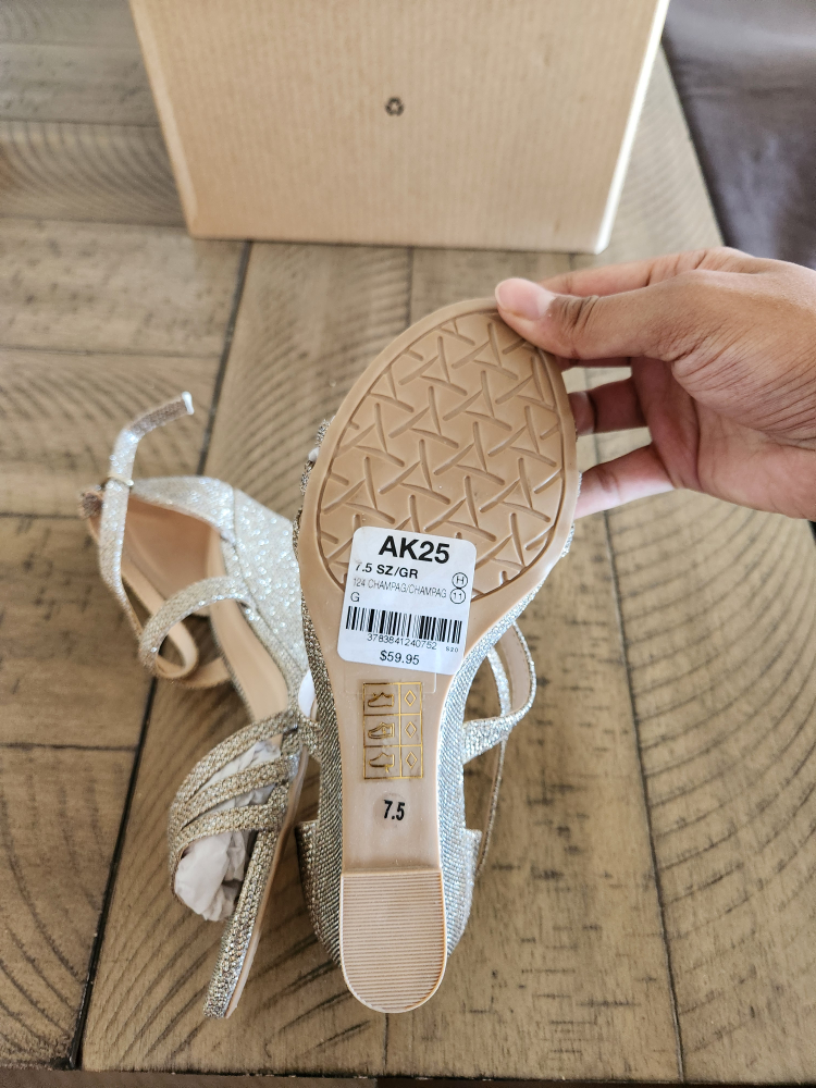 Le Chateau Champagne Wedge Heels - BNIB - photo 5