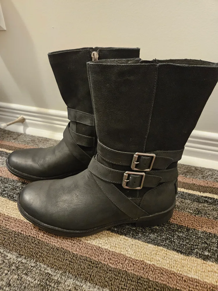 UGG Black Boots, Size 7 image indicator(3)