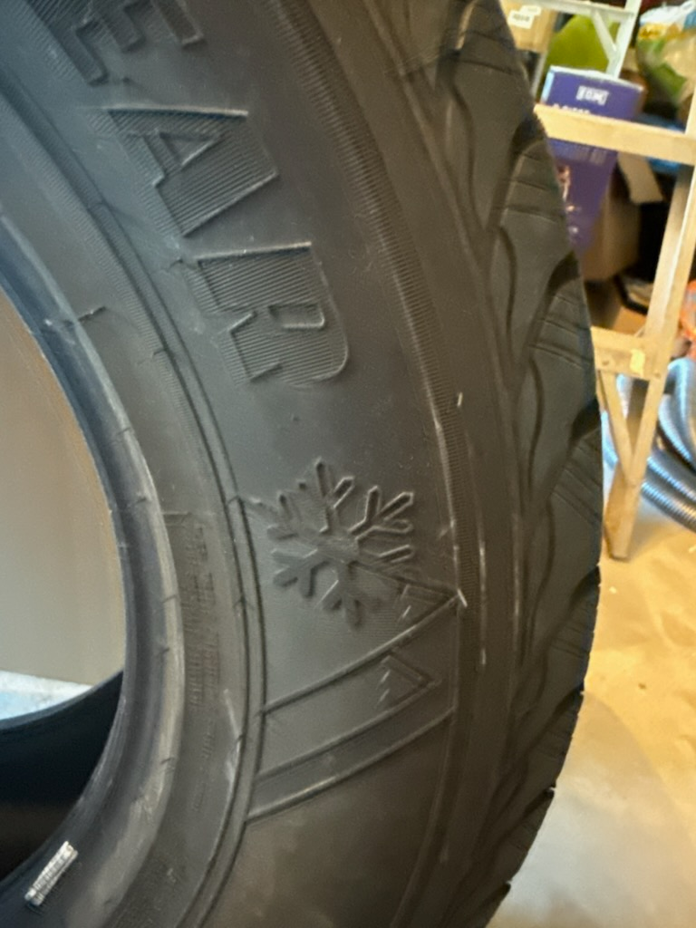 Set of 4 Goodyear Winter Command Tires 215/65R18 - photo 2