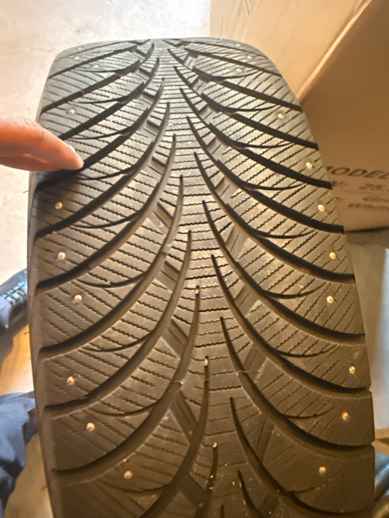 Set of 4 Goodyear Winter Command Tires 215/65R18 - photo 5