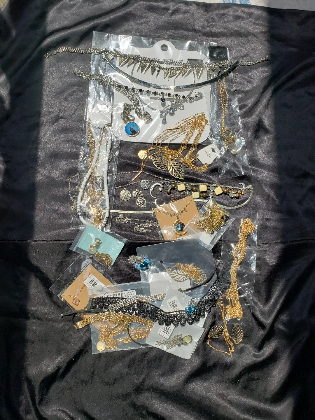 Assorted Fashion Jewellery - Necklaces, Bracelets, Rings image indicator(2)