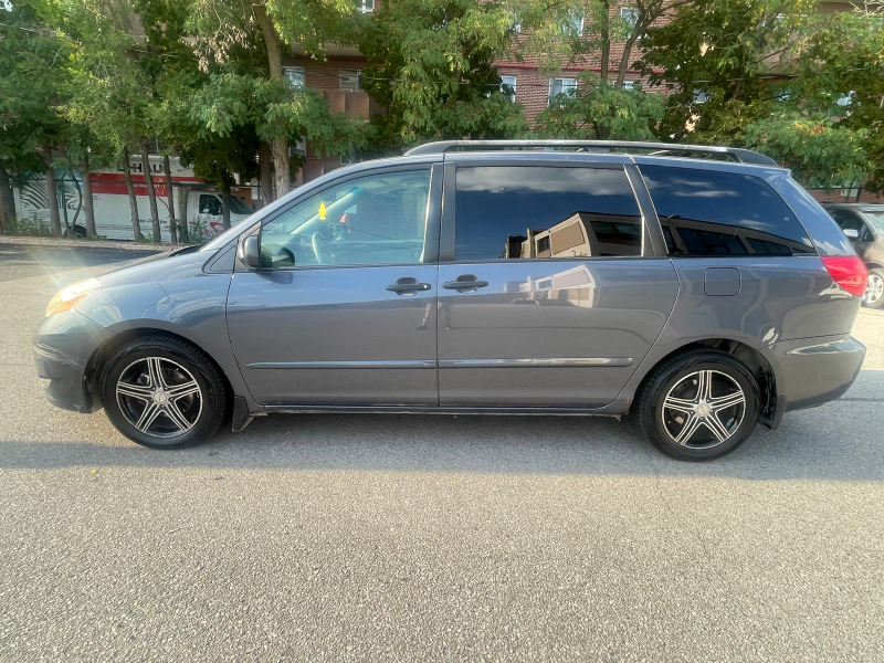 2009 Toyota Sienna with Safety