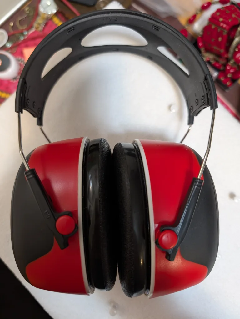 3M Pro-Grade Earmuffs - Red & Black image indicator(2)