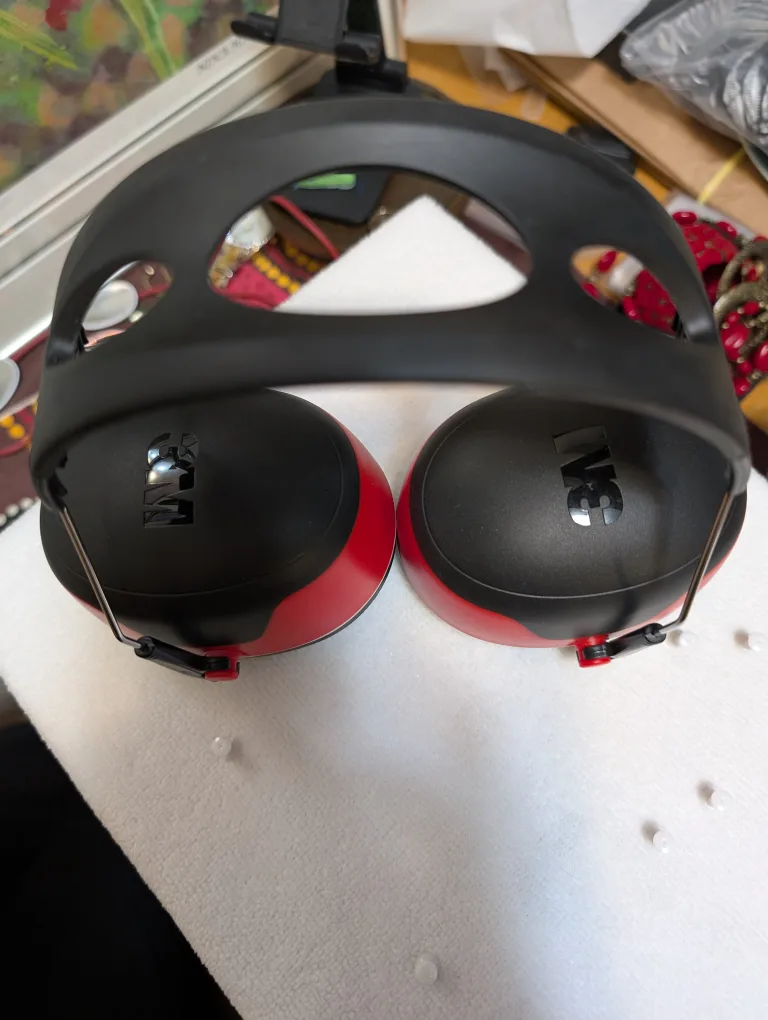 3M Pro-Grade Earmuffs - Red & Black image indicator(3)