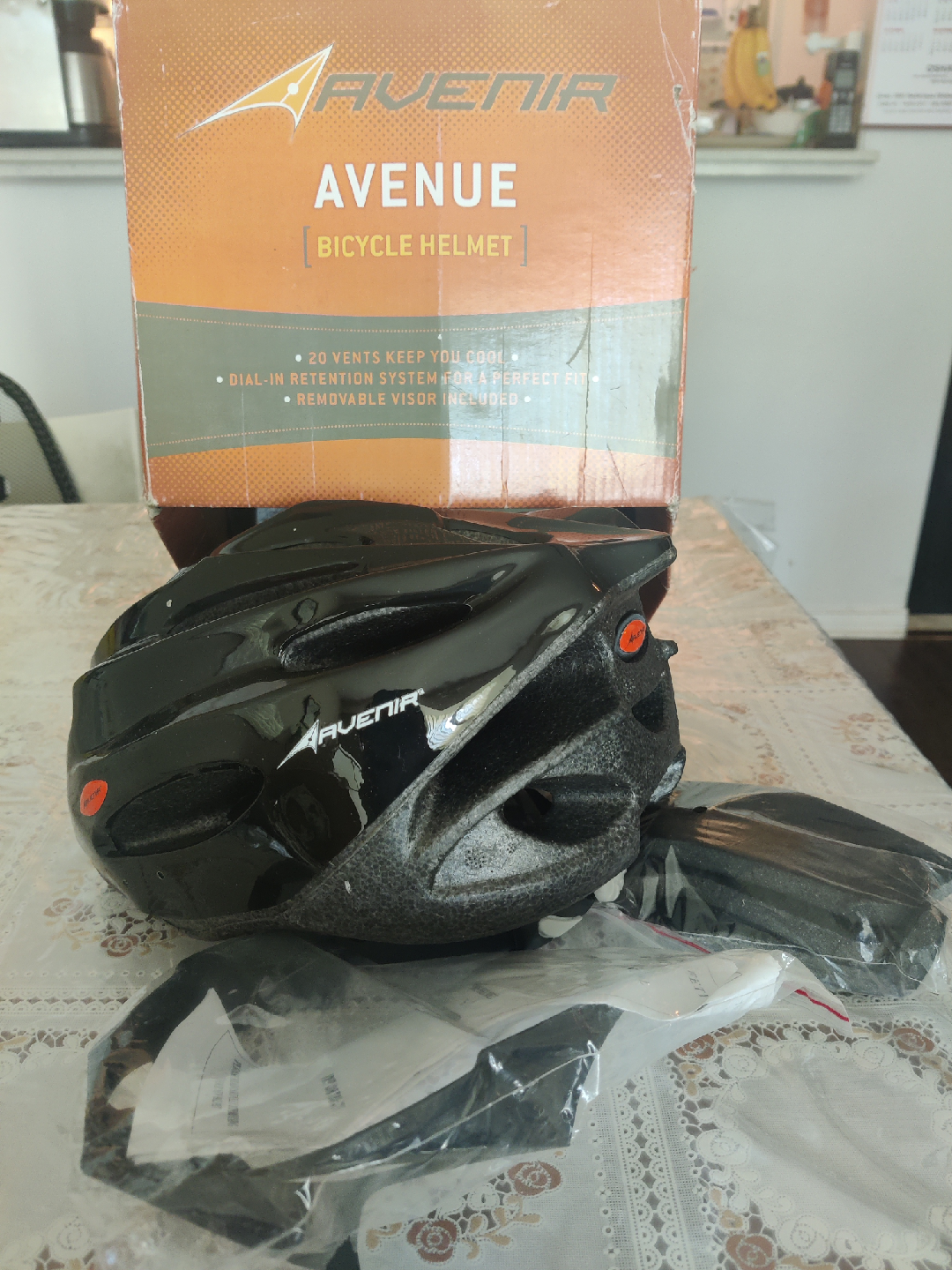brand new Avenir Avenue Bicycle Helmet - Black