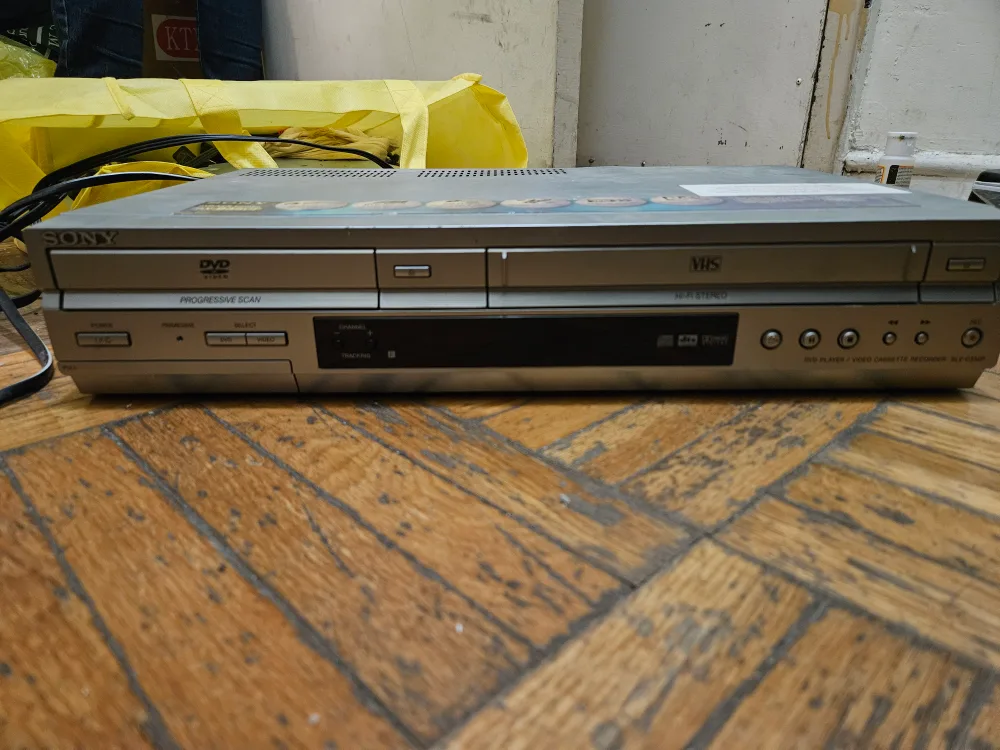Sony SLV-D350P DVD/VCR Combo Player thumbnail