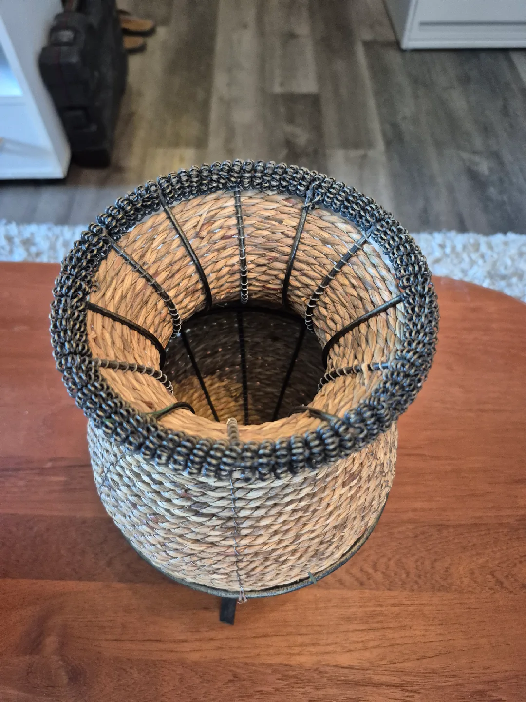 Woven Vase with Metal Stand image indicator(2)