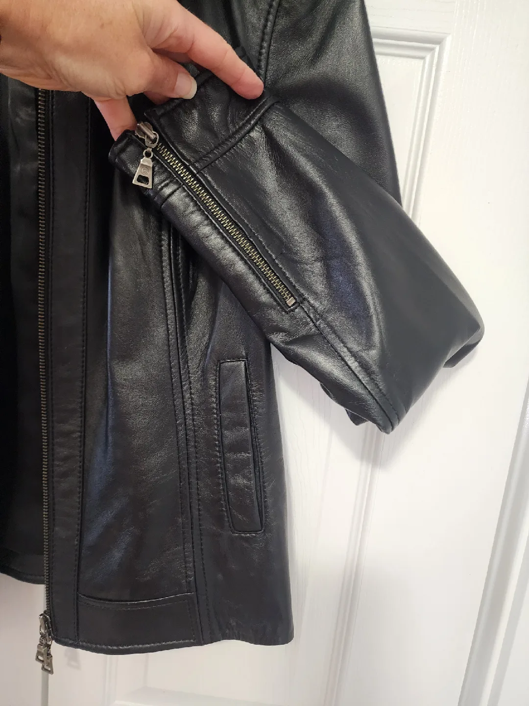 LIKE NEW!!! Women's Danier Black Leather Jacket - Size S/P image indicator(4)