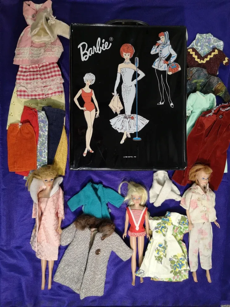 ⭐1963 Vintage Barbie Case with Barbie, Midge, Skipper + Wardrobe image indicator(9)