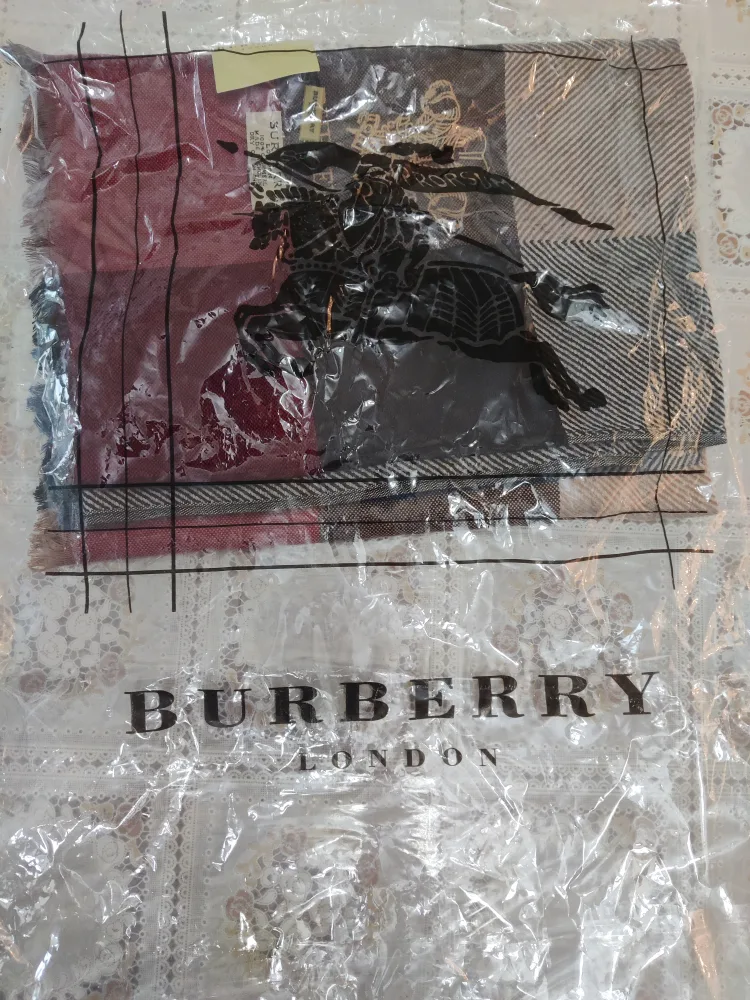 100% Cashmere Scarf image indicator(3)