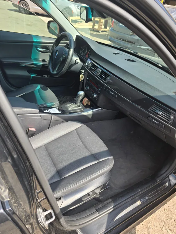 BMW 328i - Black Sedan image indicator(8)