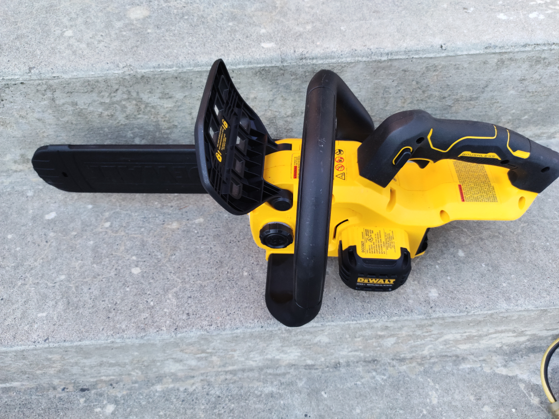 DeWalt FLEXVOLT Battery and Charger Kit & Chainsaw - photo 2